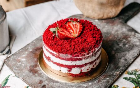 Bolo Red Velvet com recheio de cream cheese, op&ccedil;&atilde;o que ganha destaque nas ceias de Natal.