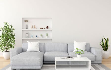 Ambiente decorado com cores claras e plantas que ajudam a deixar a casa mais fresca.