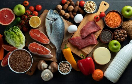 Alimentos que ajudam a manter mem&oacute;ria, foco e sa&uacute;de do c&eacute;rebro ap&oacute;s os 40 anos.