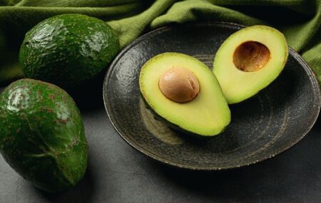 Uma fatia de abacate no caf&eacute; da manh&atilde; fornece vitaminas e energia para come&ccedil;ar bem o dia.