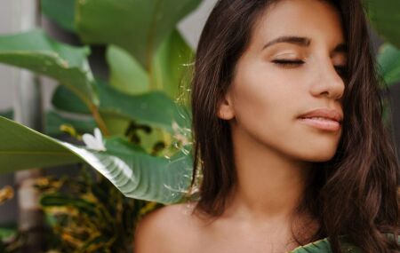 Maquiagem natural valoriza a pele, destacando tra&ccedil;os de forma suave e elegante.