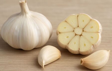 Alho fresco, ingrediente simples e vers&aacute;til que faz parte da rotina alimentar de muitas fam&iacute;lias.