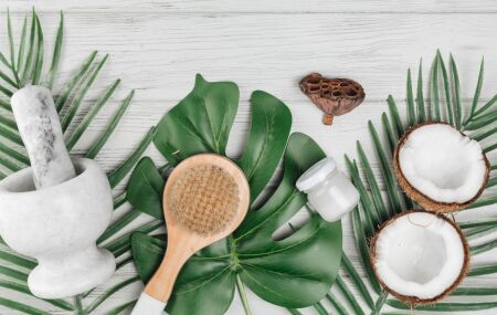 Leite de coco aplicado nos fios ajuda a melhorar a maciez e reduzir o ressecamento em tratamentos simples feitos em casa.