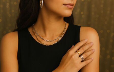 Combina&ccedil;&atilde;o de acess&oacute;rios dourados e prateados cria um visual moderno e equilibrado para as festas de fim de ano.