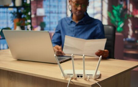 Roteador posicionado sobre a mesa; a instala&ccedil;&atilde;o aberta e elevada ajuda o sinal Wi-Fi a circular melhor pelo ambiente.