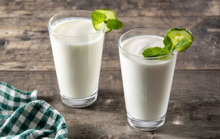 Kefir fermentado em casa oferece uma bebida mais leve e com menor teor de lactose para muitas pessoas.