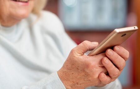 Espelhamento de tela permite que golpistas acompanhem o celular de idosos e visualizem dados banc&aacute;rios.