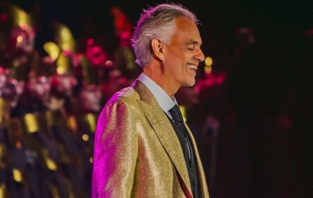 Andrea Bocelli aparece em cena solo, refor&ccedil;ando a for&ccedil;a vocal que o consagrou mundialmente.