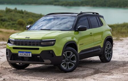 Novo Jeep Avenger: compacto, el&eacute;trico e h&iacute;brido, agora com ChatGPT integrado &agrave; central multim&iacute;dia.