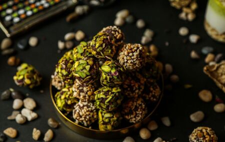 Brigadeiros natalinos em vers&otilde;es de panetone e pistache, prontos para presentear familiares e amigos.