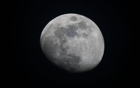 A Lua observada no c&eacute;u, exibindo uma de suas fases no ciclo lunar.