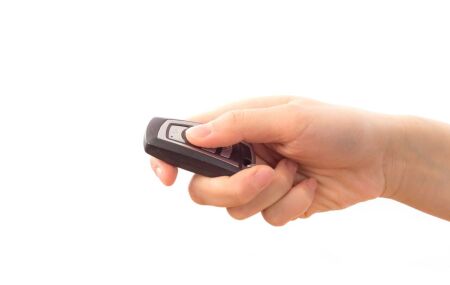 Tecnologias com c&oacute;digo vari&aacute;vel dificultam a clonagem de sinais de controles antigos.