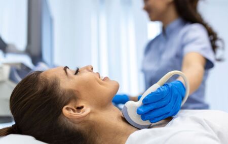 Exame de ultrassonografia de tireoide, ferramenta cada vez mais utilizada na detec&ccedil;&atilde;o de tumores.