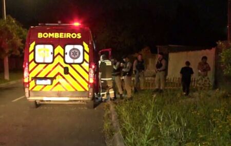 Bombeiros no local da ocorr&ecirc;ncia.
