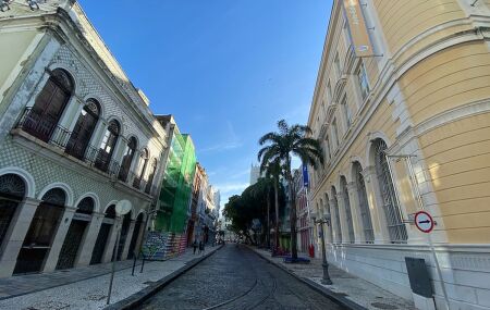 Descubra como participar do passeio gratuito de catamar&atilde; em Recife. 