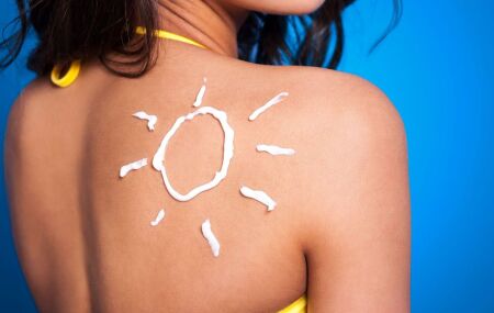 Proteja sua pele: use filtro solar, roupas adequadas e evite exposi&ccedil;&atilde;o solar intensa.