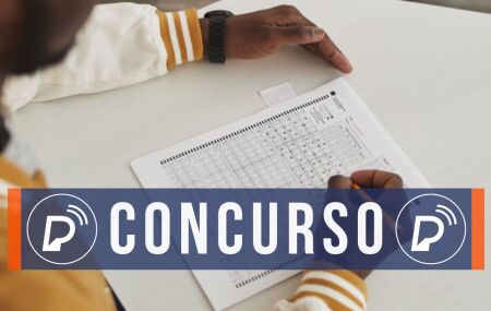 Pessoa marcando gabarito de concurso.