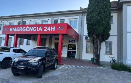 Carro da Pol&iacute;cia Federal estacionado em frente &agrave; hospital.