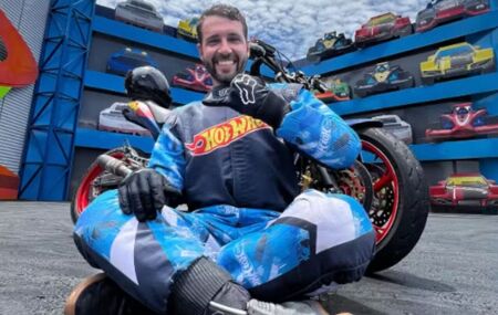 Piloto Lurrique Ferrari com roupa da Hot Wheels.