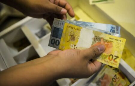 Pessoa contando dinheiro.