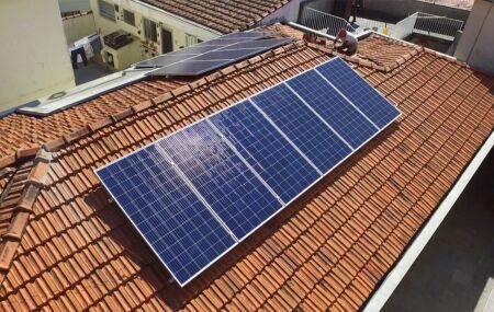 Energia solar em casa explode no Brasil em 2025. 