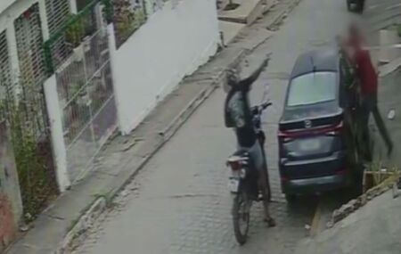 Momento em PM &agrave; paisana reage tentativa de assalto na V&aacute;rzea, Zona Oeste do Recife.