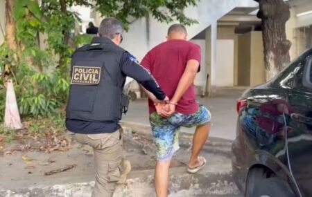 Policial Civil de Pernambuco conduzindo um dos suspeitos &agrave; Delegacia.