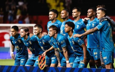Elenco do Sport posa para foto na Ilha do Retiro antes de duelo pelo Brasileir&atilde;o.