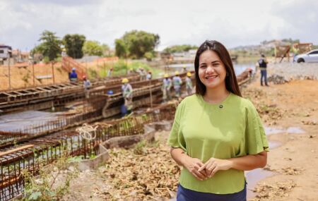 Prefeita Mirella vistoria obras no Canal do Fragoso.