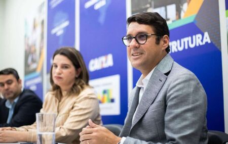 Prefeito Diego Cabral em reuni&atilde;o na Caixa.