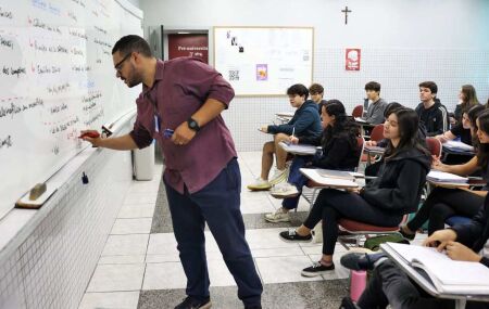 Professor em sala de aula.