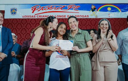 Raquel Lyra comanda formatura de estudantes do Proerd.