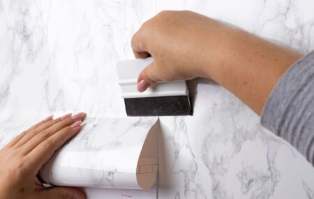 Nova febre nas reformas: o revestimento autoadesivo que dispensa pedreiro e seca em minutos