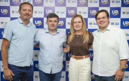 Roberta Arraes em reuni&atilde;o da Federa&ccedil;&atilde;o Uni&atilde;o Progressista.