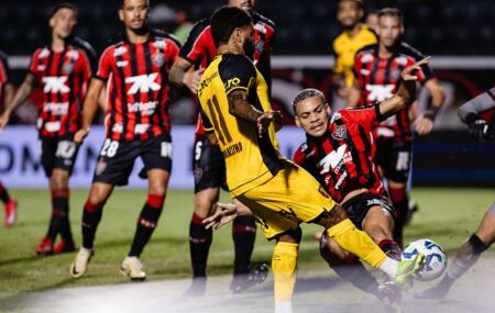 Romarinho marca gol de empate contra o Vit&oacute;ria em jogo do primeiro turno.