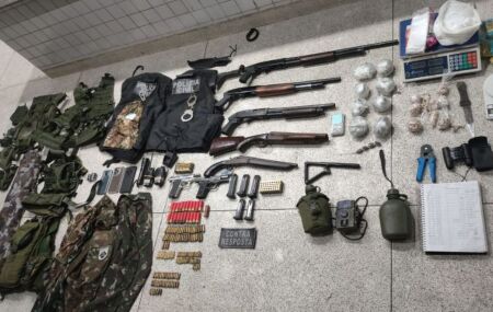 Armas e drogas apreendidas.