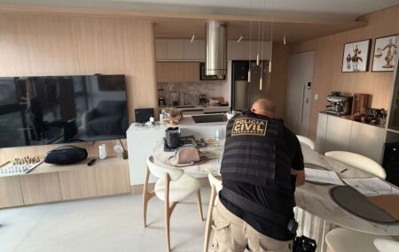 Agente da Pol&iacute;cia Civil cumprindo mandado no Recife.