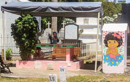 T&uacute;mulo da Menina Sem Nome.