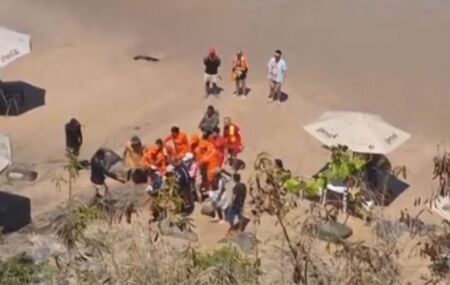Momento em que turista &eacute; resgatado em Noronha.