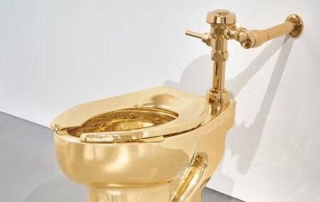 Vaso sanit&aacute;rio de ouro usado &eacute; vendido por R$ 64 milh&otilde;es em leil&atilde;o em Nova York
