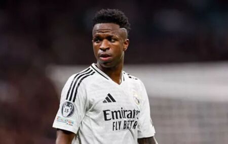 Vin&iacute;cius J&uacute;nior em campo pelo Real Madrid durante a temporada.