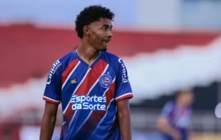 Vitinho em campo pelo Bahia. Atacante deve chegar ao Santa Cruz.