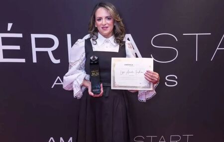 Cantora gospel Jana&iacute;na Miranda