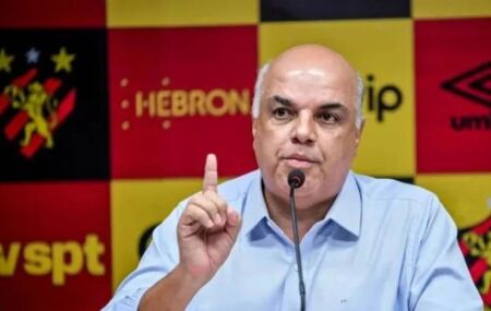 Yuri Rom&atilde;o durante coletiva de imprensa na Ilha do Retiro. Ele sa&iacute;ra do cargo em 12 de dezembro.