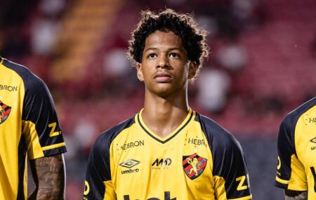 Z&eacute; Lucas em campo pelo Sport no Brasileir&atilde;o.