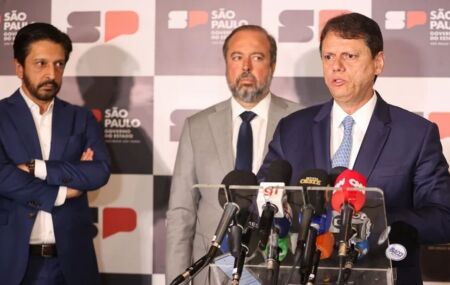 Governador de S&atilde;o Paulo, Tarc&iacute;sio de Freitas, o prefeito da capital, Ricardo Nunes, e o ministro de Minas e Energia, Alexandre Silveira