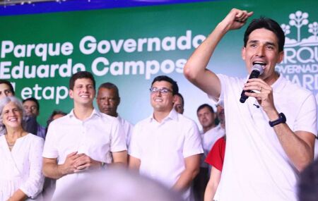 Silvio Costa Filho acompanha Jo&atilde;o Campos em entrega de parque no Recife.