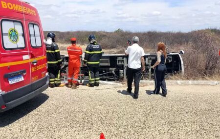 Equipes de resgate no local do acidente com &ocirc;nibus da Univasf.