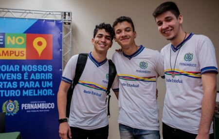 Alunos do ensino m&eacute;dio da Rede Estadual de Pernambuco