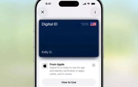 Celular iPhone com aplicativo app Wallet aberto.